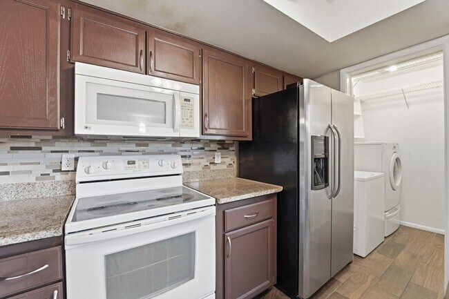 Building Photo - Beautifully maintained 3-bedroom, 2.5-bath Condo in the heart of Phoenix!