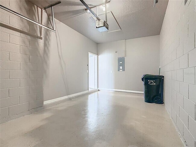 Building Photo - 2051 Winterset Dr