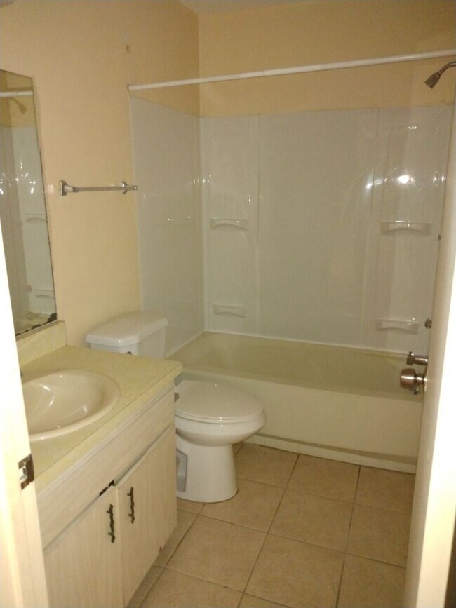 Building Photo - 2 bed 2 bath house for rent