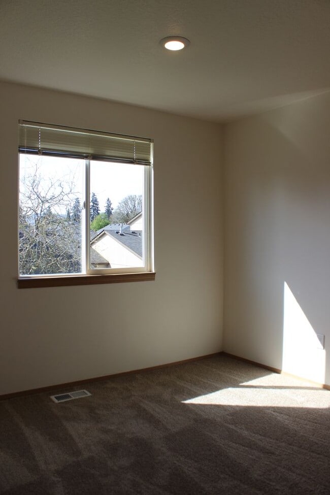 Building Photo - 3 bedroom 2.5 bath family home in quiet Scappoose neighborhood