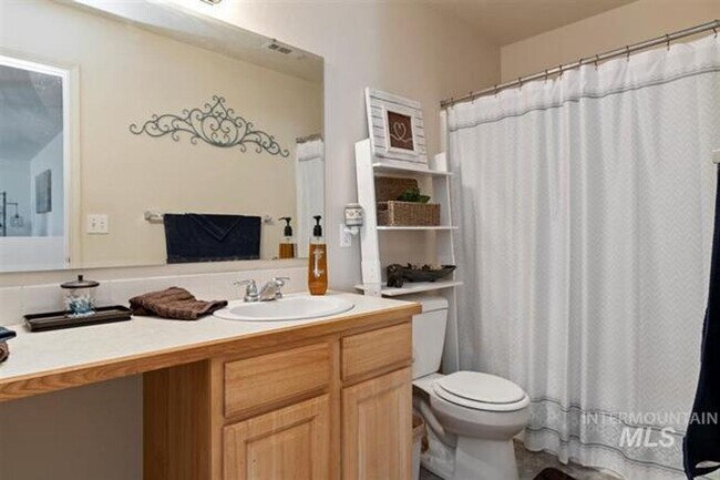 Building Photo - 3bed, 2.5bath, 2031sq.ft. home in South Nampa