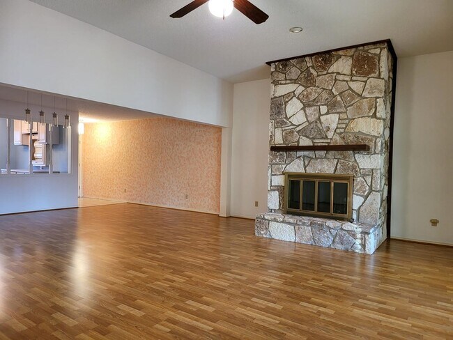 Building Photo - 547 Fairway Dr