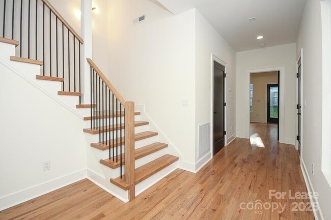 Building Photo - 1110 Greenleaf Ave