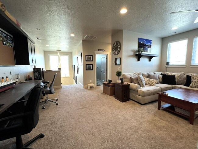 Building Photo - Beautiful custom built home with 4 bed 3.5...