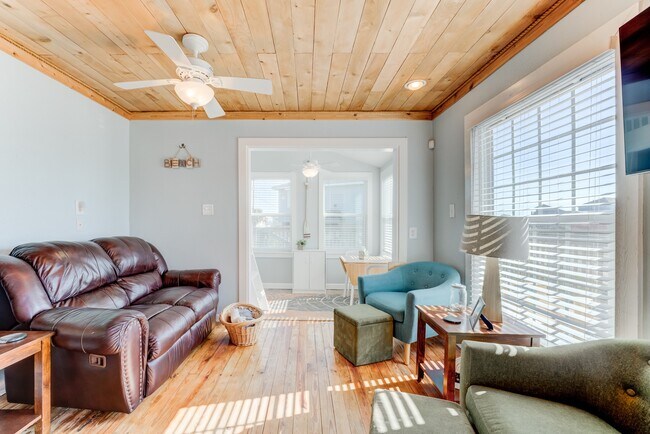 Building Photo - 4211 Surf Dr