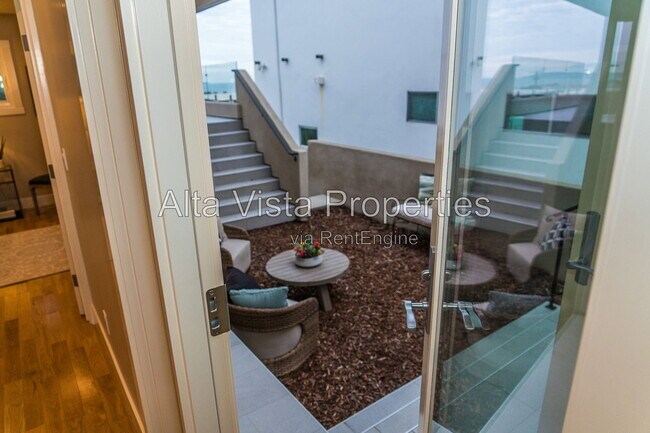 Building Photo - 5606 Dolphin Pl