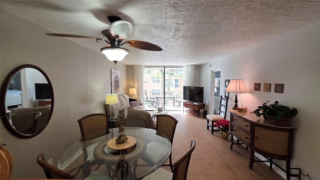 Building Photo - 2801 Somerset Dr