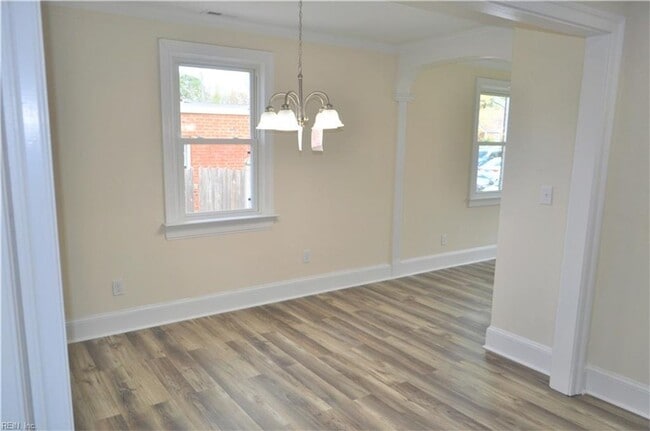 Building Photo - Colonial Heights