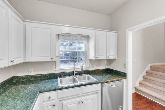 Building Photo - Beautifully Renovated Townhome (2BR/2.5BA)...