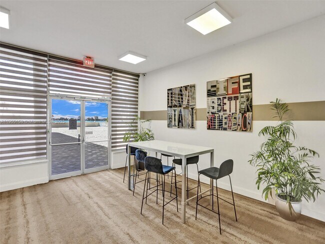 Building Photo - 10350 W Bay Harbor Dr