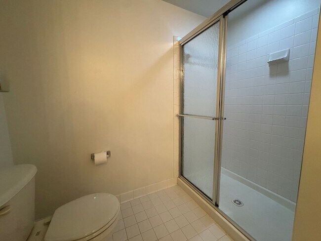 Building Photo - Bright And Cozy 3 Bed 2 Bath Condo With La...
