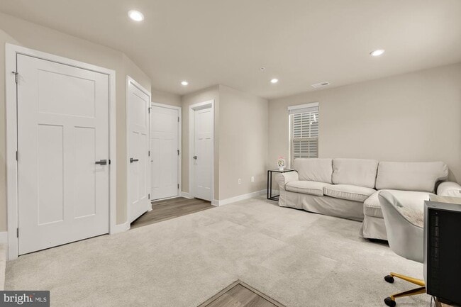 Building Photo - 9639 Tall Oaks Rd