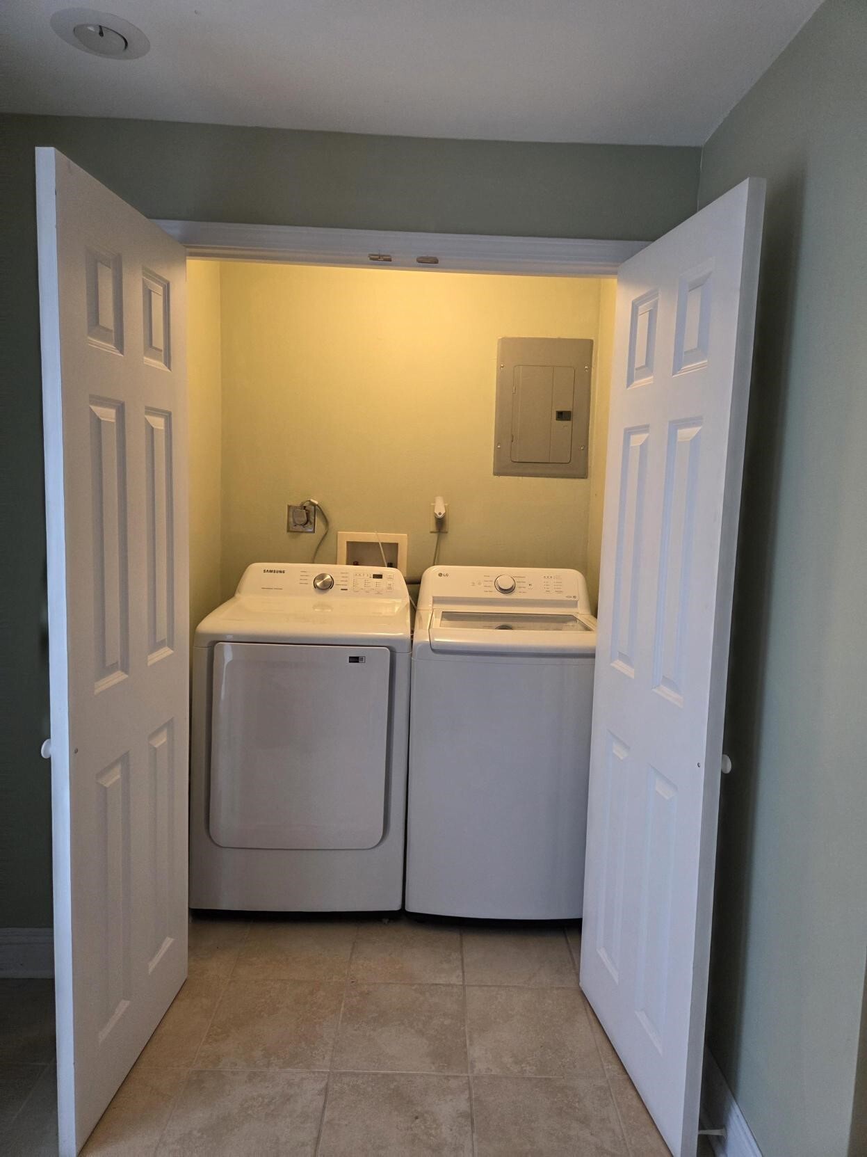 Washer and dryer - 4422 Walmsley Ave