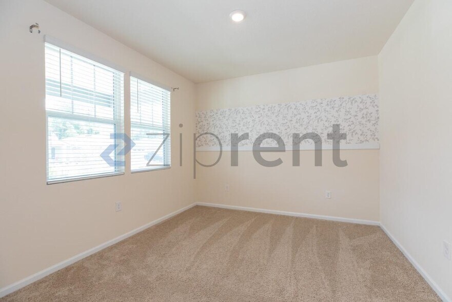 Building Photo - Unit