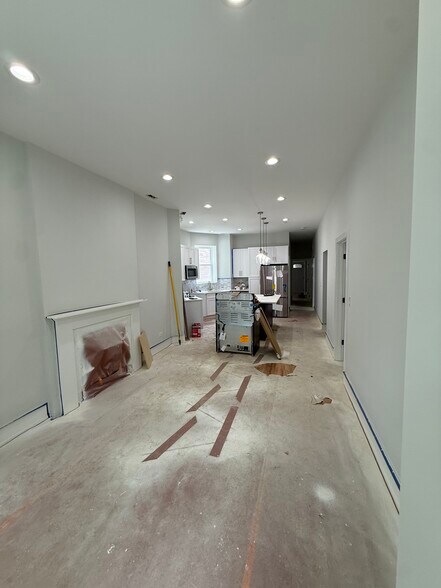 Building Photo - 1123 W Wolfram St
