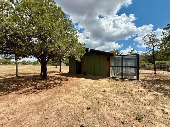 Building Photo - Custom home on 3 acres in Williamson Valley