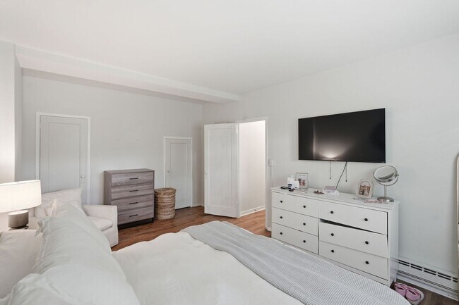 Building Photo - Bright Alexandria Condo with Private Patio & Community Pool!