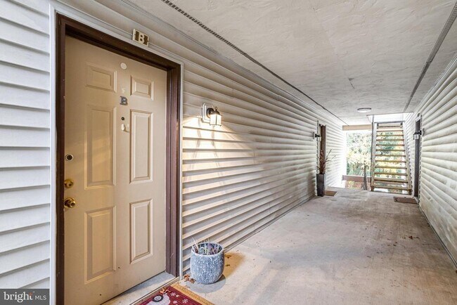 Building Photo - 1603 Carriage House Terrace