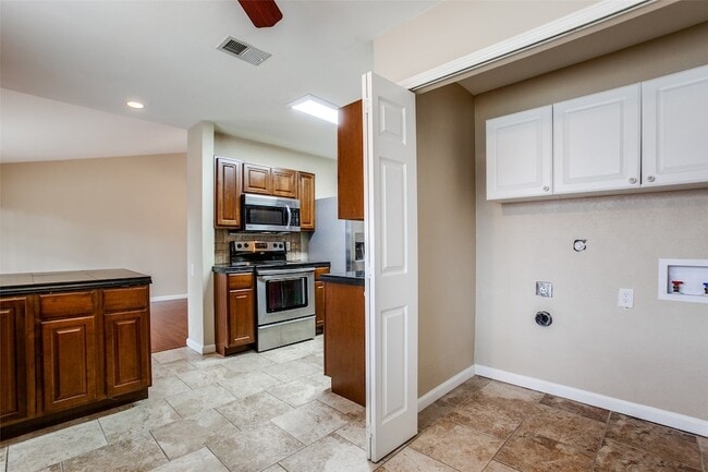 Building Photo - 811 Brentwood Ln