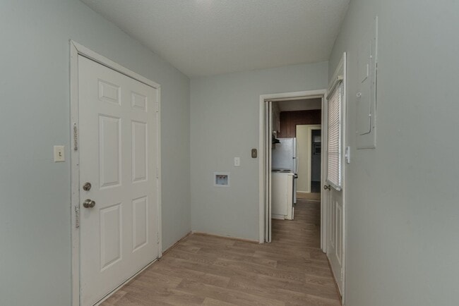 Building Photo - $1,120 - 3 bed/2 bath house in Turpin Hill, with fenced back yard! Section 8 Welcome!