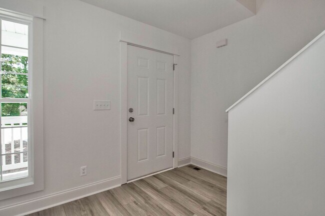 Building Photo - Lux Three Bedroom Townhouse in Sherrills Ford