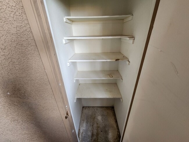 Building Photo - Fantastic, well maintained 2 bedroom condo.