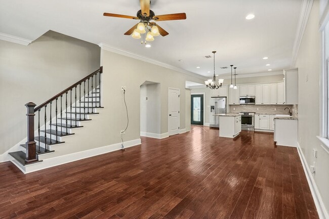 Building Photo - Gorgeous 3BD/3.5BA Uptown Home with A Large Fenced in Backyard