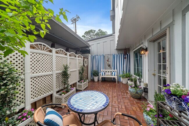 Building Photo - 8944 Chatsworth Dr