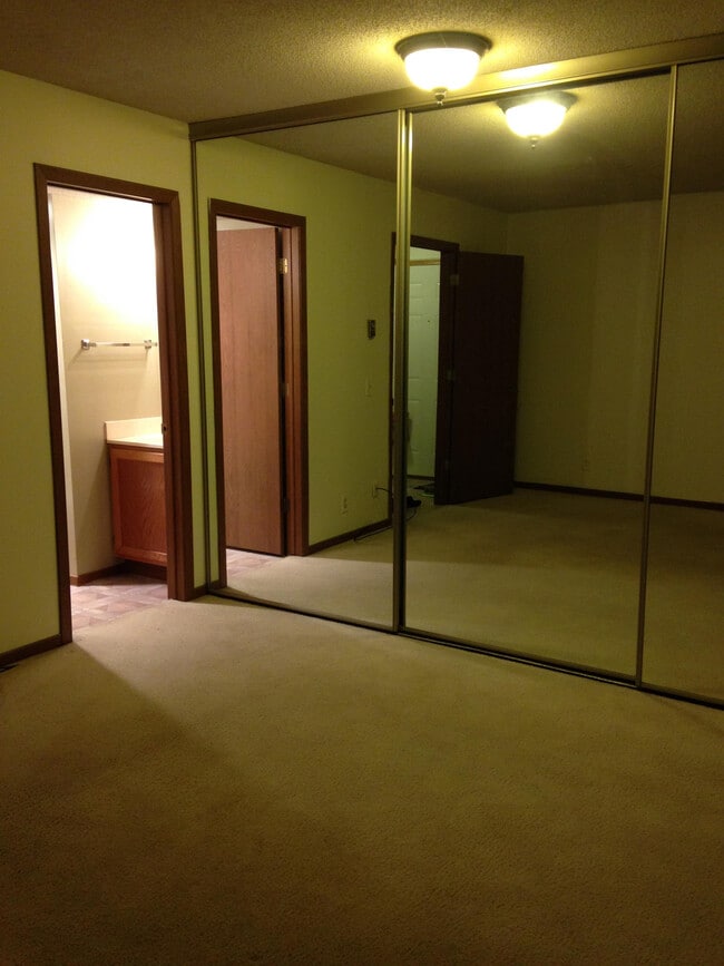 Building Photo - 17490 Pond Cir