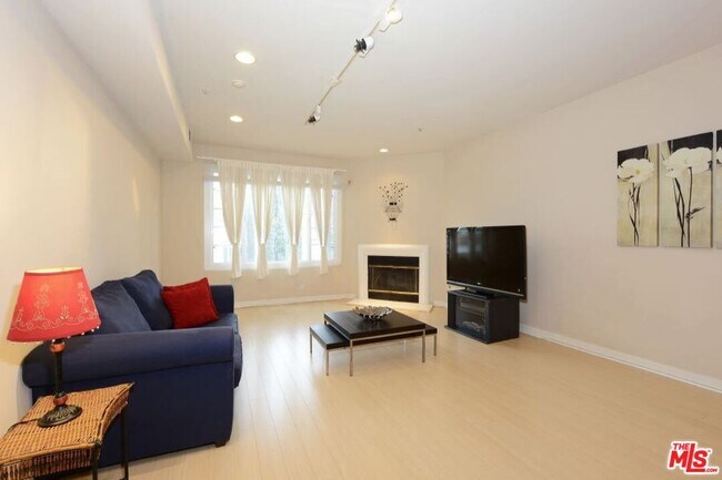 Building Photo - 117 N Gale Dr