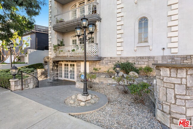 Building Photo - 2025 S Beverly Glen Blvd