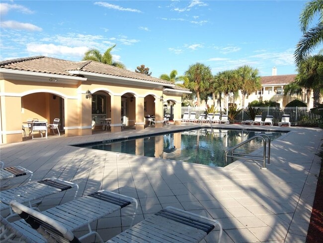 Building Photo - 1553 Napoli Dr W