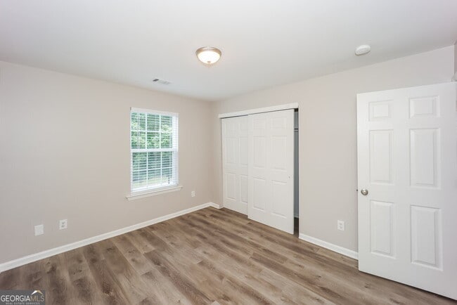 Building Photo - 2080 Valley Creek Dr