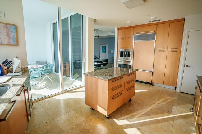 Building Photo - 15901 Collins Ave