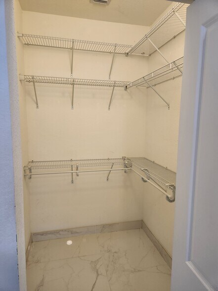 Building Photo - 212 SE 23rd Ter