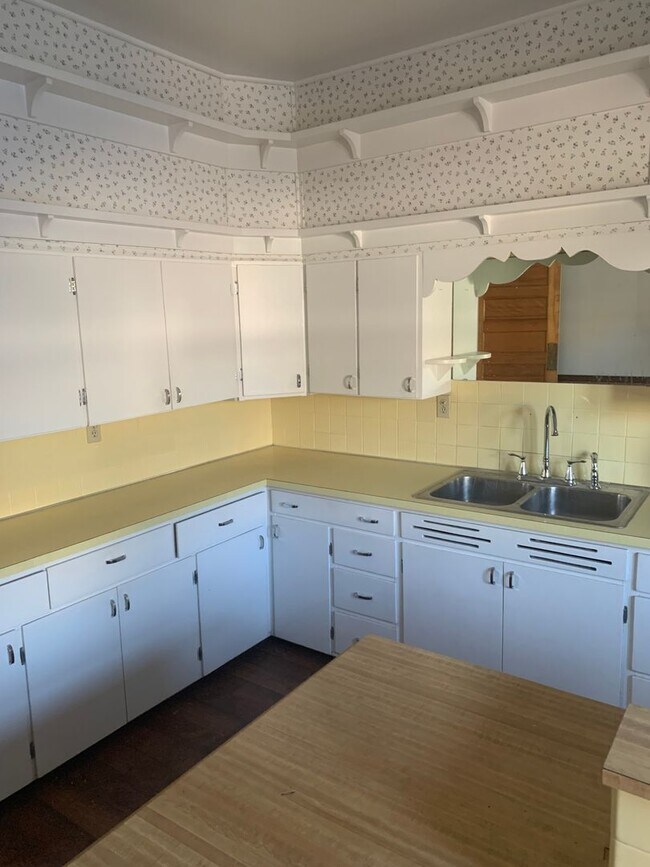 Building Photo - CEDAR FALLS 3BR house w garage, fenced yard, central air