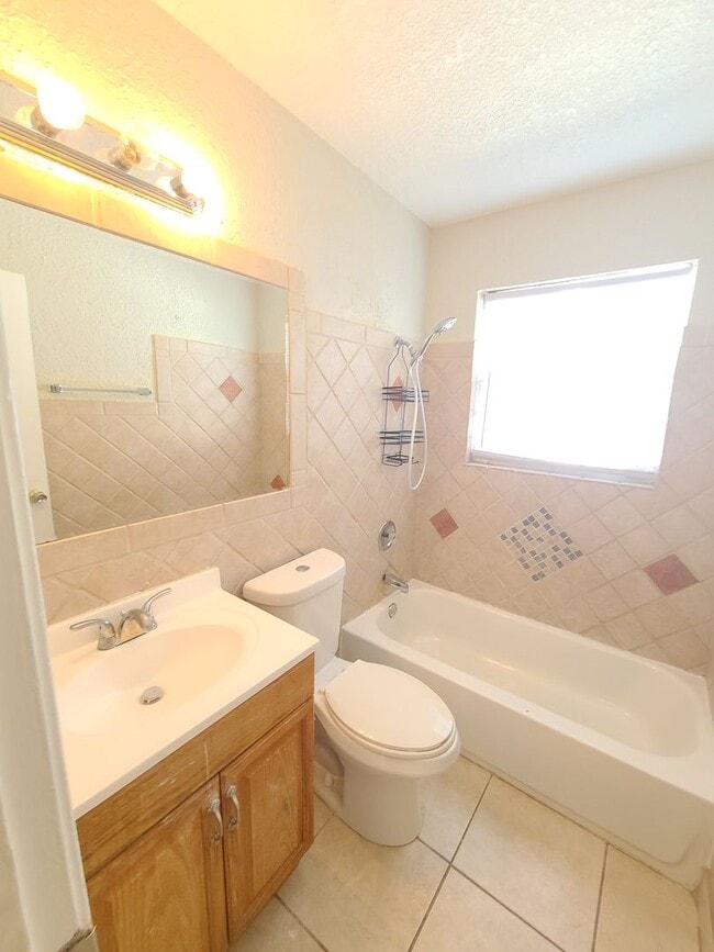 Building Photo - Fenced in four bedroom house near beautiful Gulfport