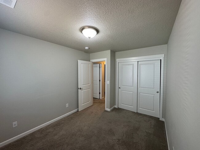 Building Photo - Amazing 3 bedroom home