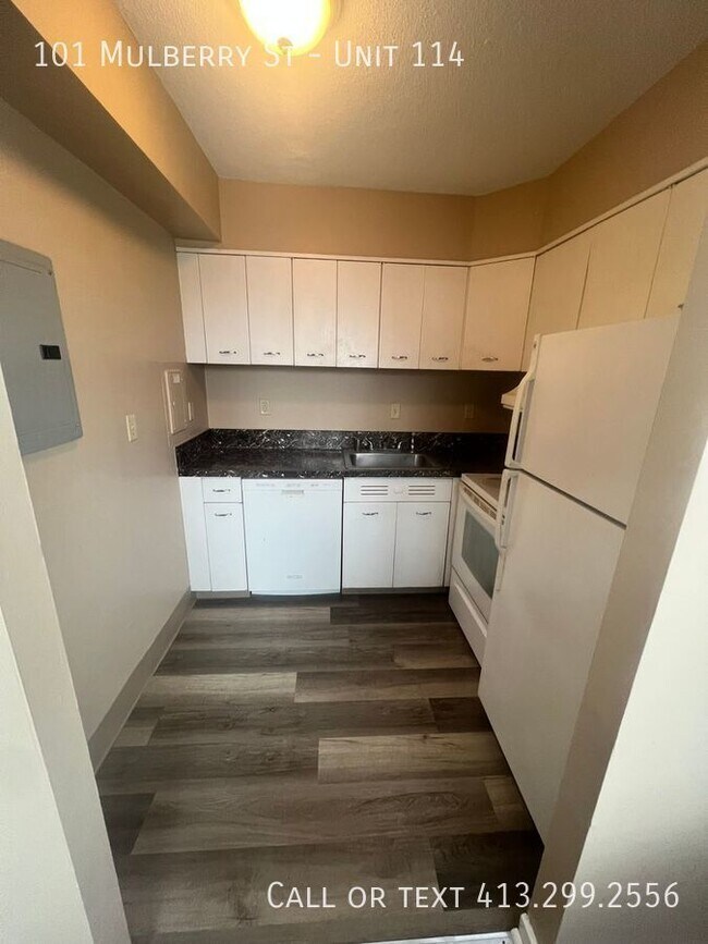 Building Photo - Updated Two Bedroom Condo On Springfield's...