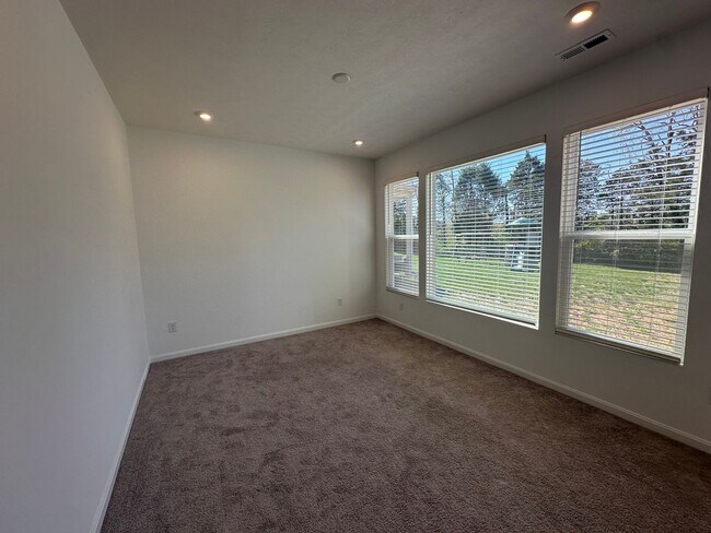 Building Photo - 10520 Vista View Dr