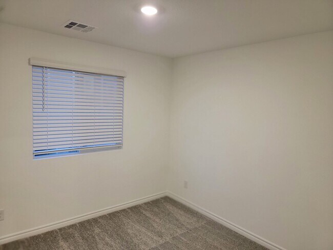 Building Photo - Stunning  4 Bedroom Townhome