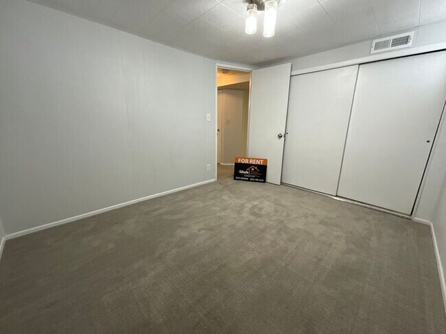 Building Photo - 4 Bedroom 2 Bath 2 Car Garage Home- Dog Friendly and RV parking.