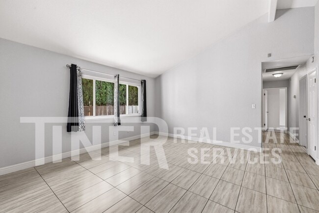 Building Photo - 511 Lyndhurst Ave