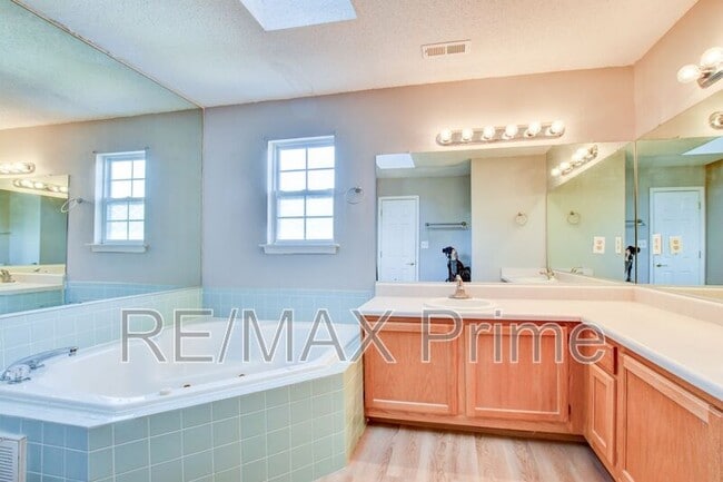 Building Photo - 214 Jouster Way