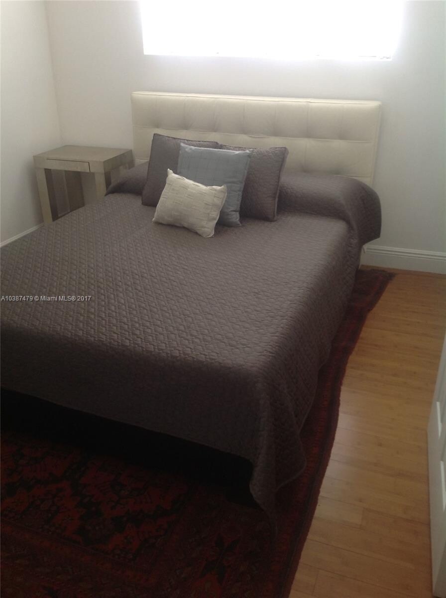 Building Photo - 4812 Pine Tree Dr