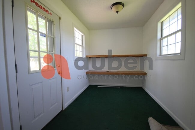 Building Photo - Quiet 3 Bedroom 2 Bath with Creek Access