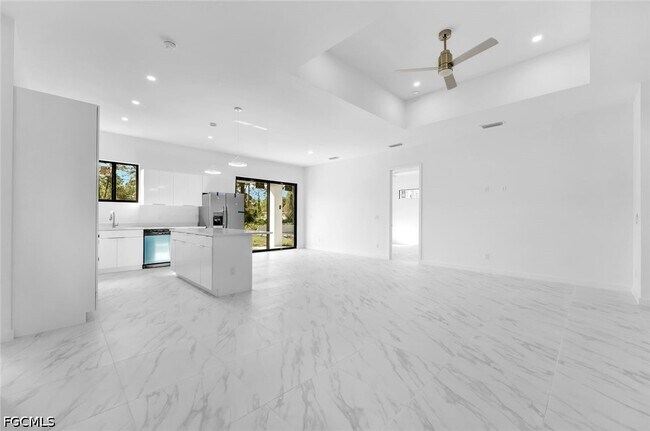 Building Photo - 846 Cadis St E