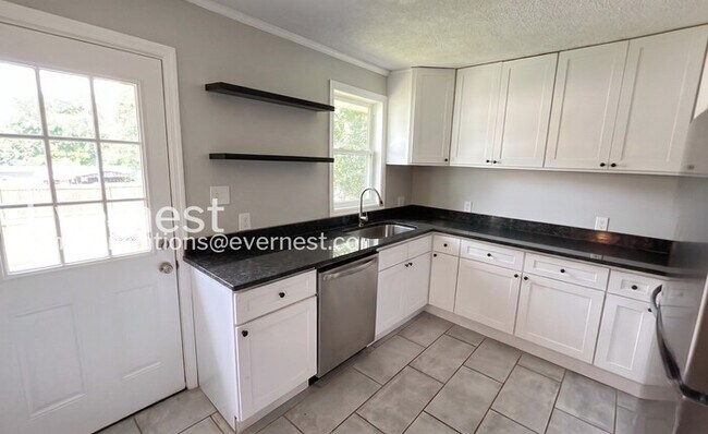 Building Photo - 3 Bed, 2 Bath Home with Modern Amenities / Pet-Friendly / Available Now!