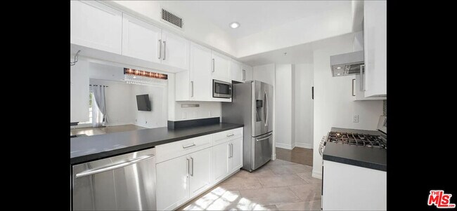 Building Photo - 9848 Vidor Dr