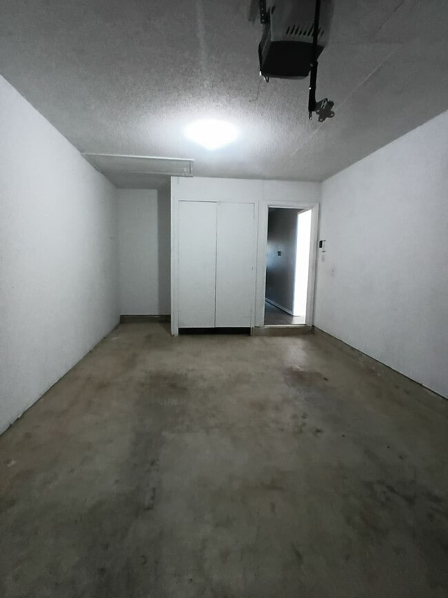Building Photo - Better Than New! W/appliances!